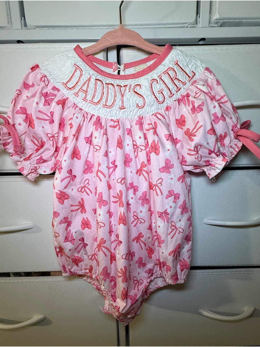 Baby Girl's Bowknot Romper, Daddy's Girl Letter Print Smocked Embroidered onsies
